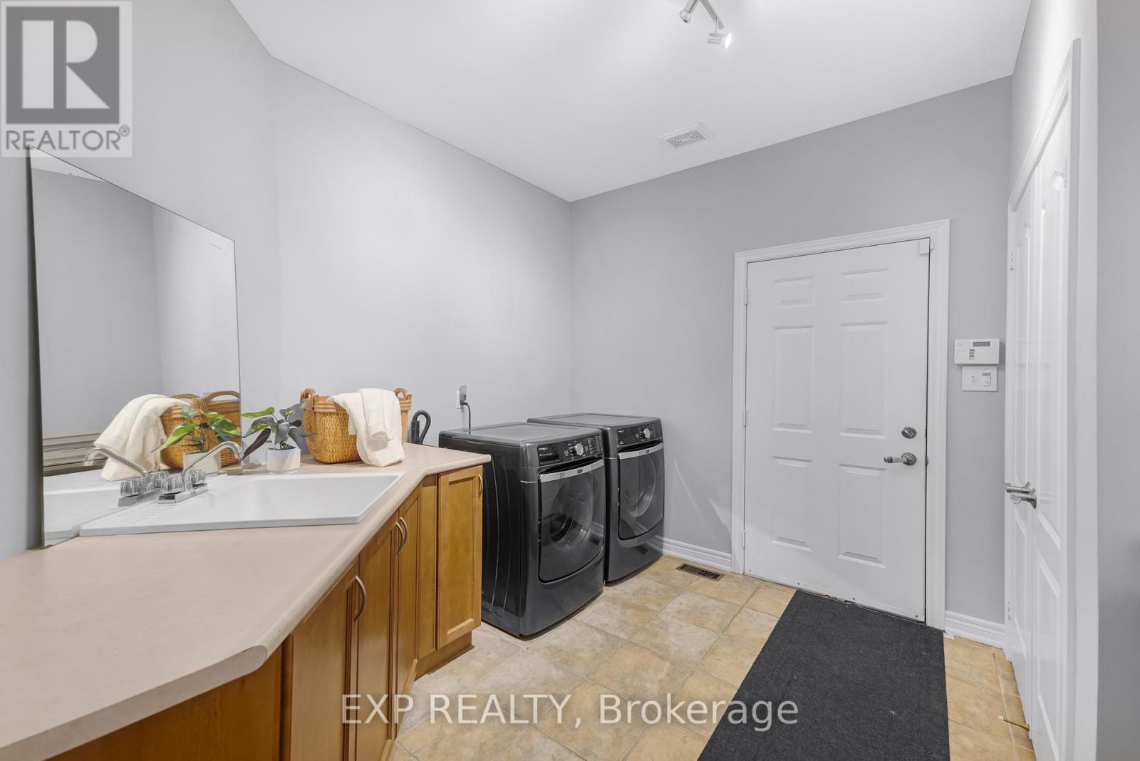 56 Manor Ridge Trail, East Gwillimbury, Ontario  L0G 1M0 - Photo 20 - N12396404