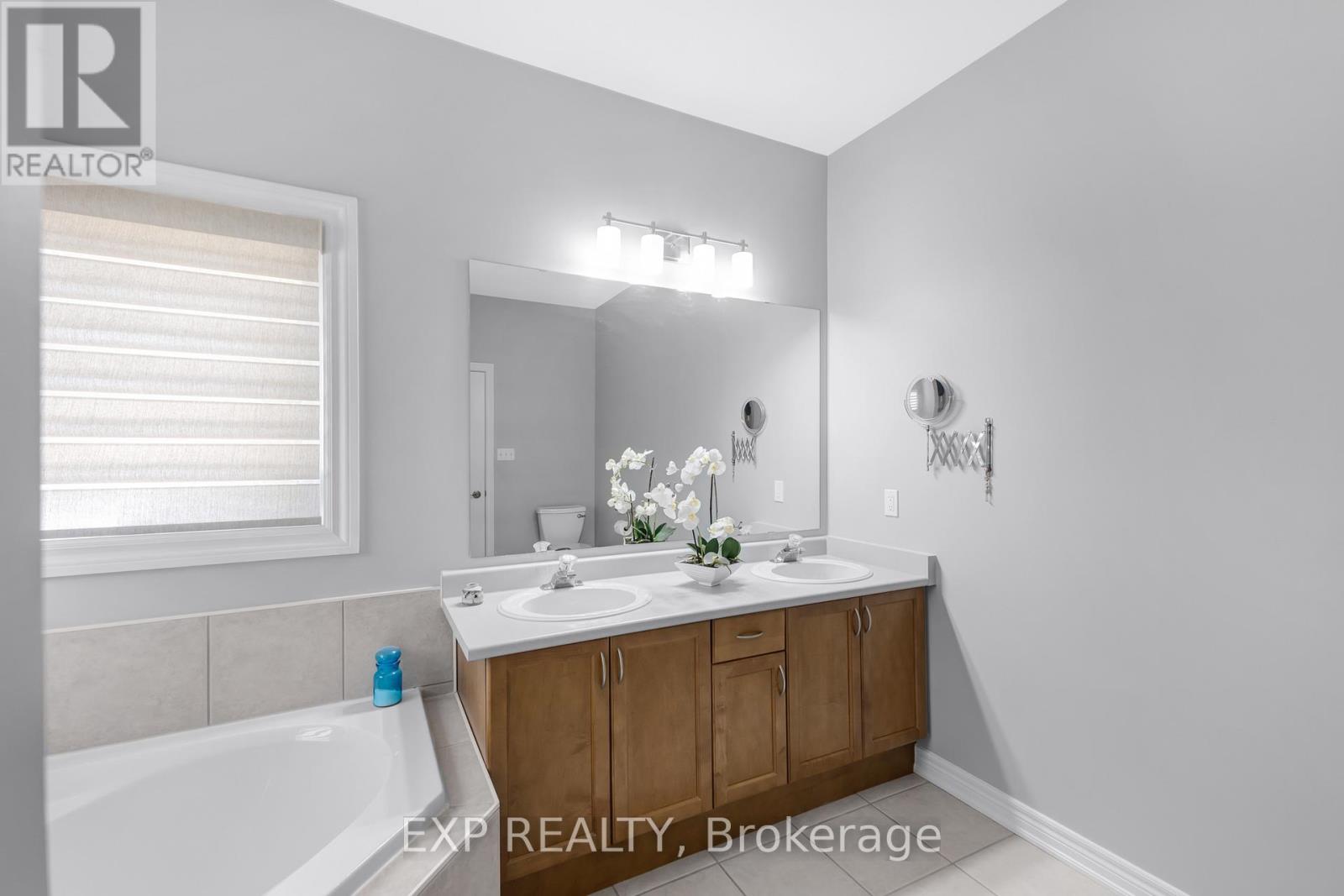 56 Manor Ridge Trail, East Gwillimbury, Ontario  L0G 1M0 - Photo 24 - N12396404