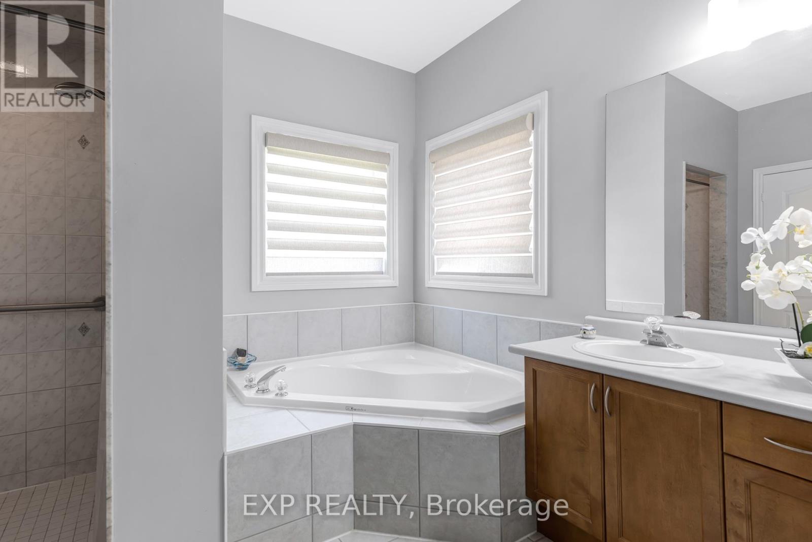 56 Manor Ridge Trail, East Gwillimbury, Ontario  L0G 1M0 - Photo 25 - N12396404
