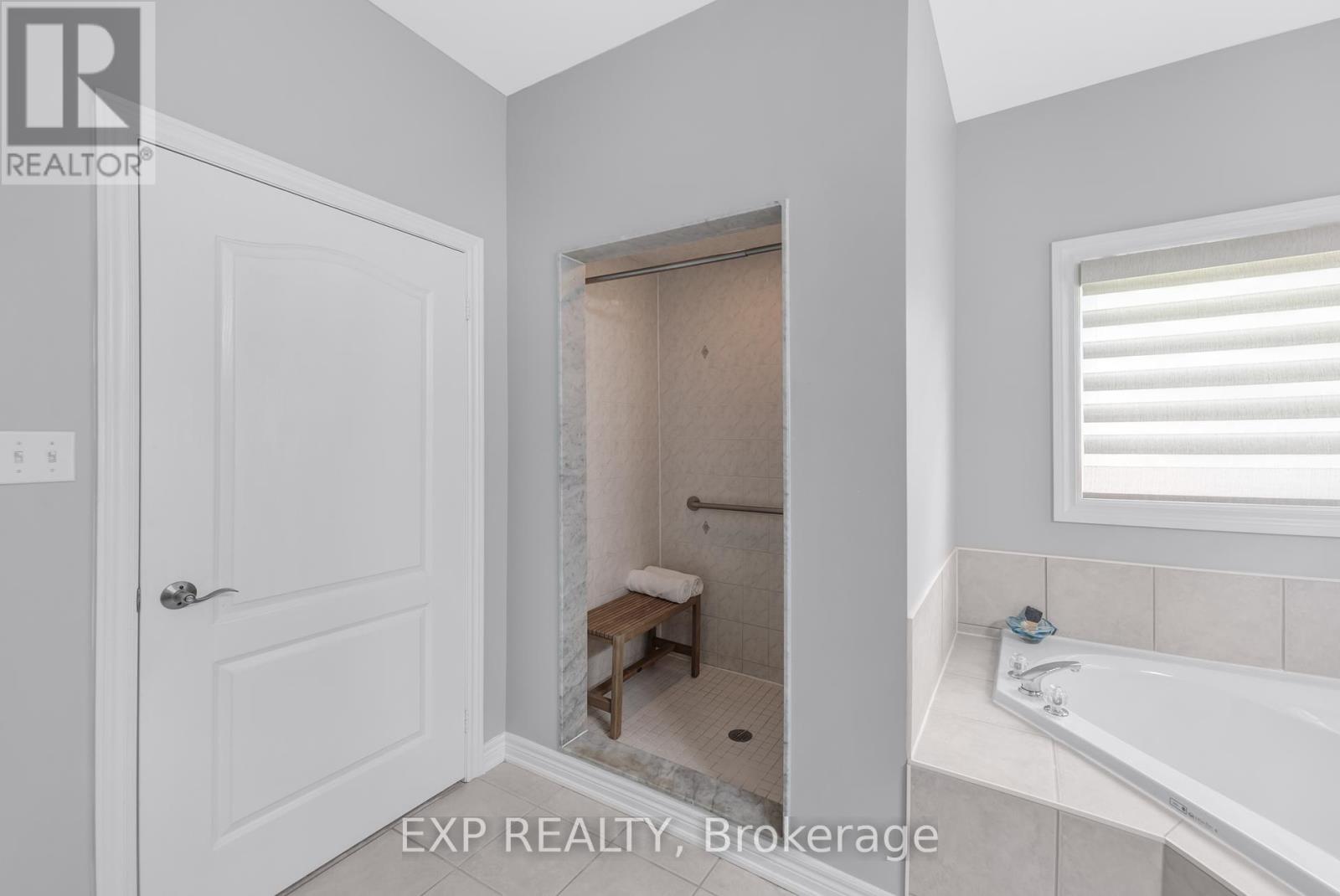 56 Manor Ridge Trail, East Gwillimbury, Ontario  L0G 1M0 - Photo 26 - N12396404
