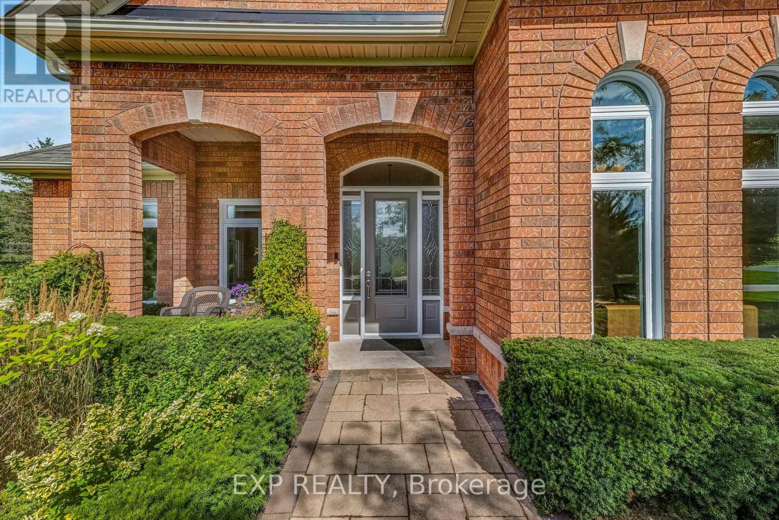 56 Manor Ridge Trail, East Gwillimbury, Ontario  L0G 1M0 - Photo 4 - N12396404