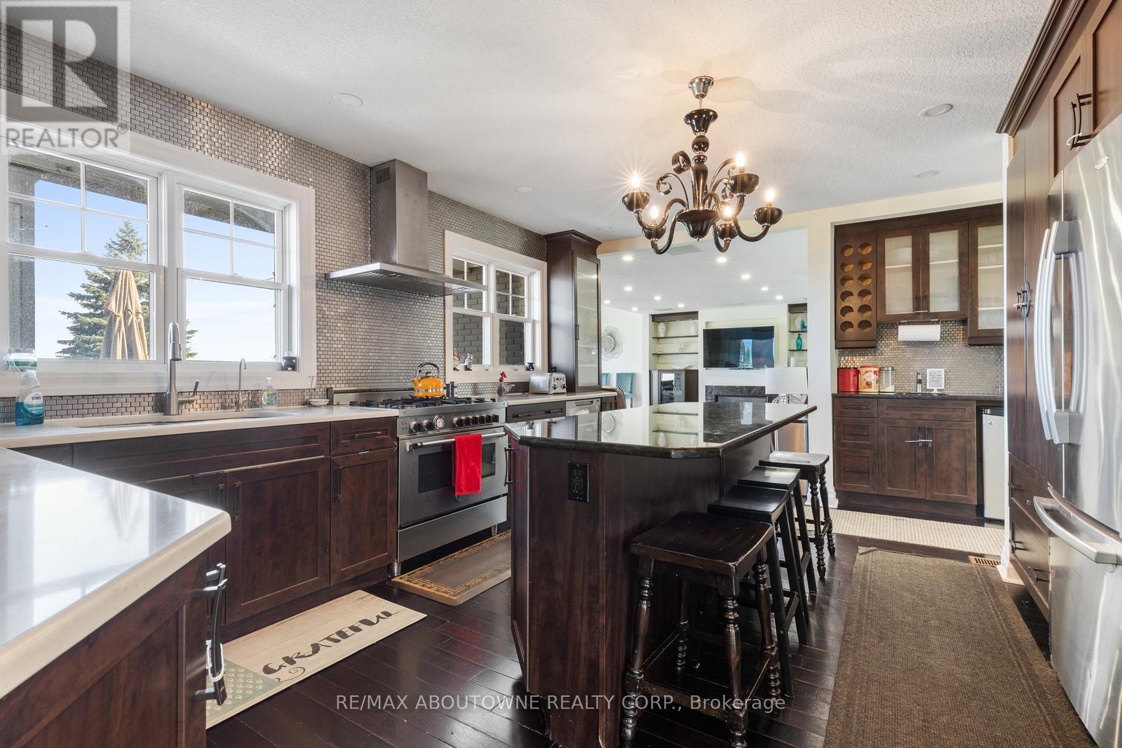 1073 North Service Road, Hamilton, Ontario  L8E 5E1 - Photo 9 - X12389605