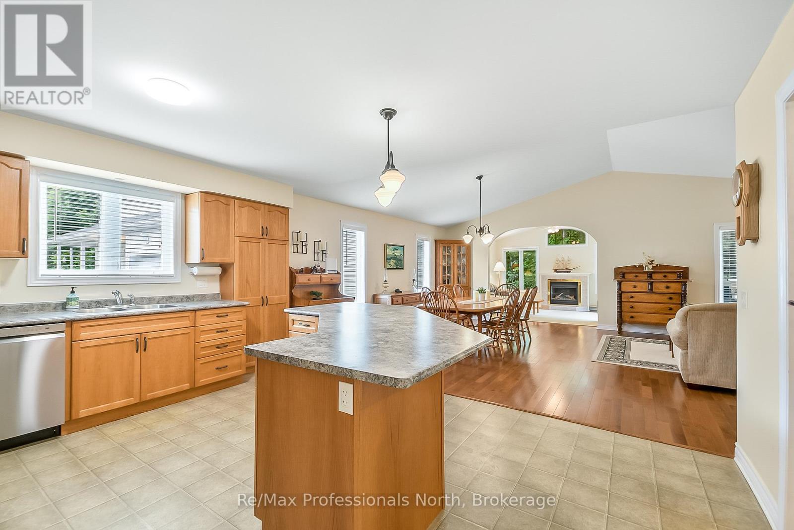 136 Hedgewood Lane, Gravenhurst, Ontario  P1P 1Z4 - Photo 6 - X12396497