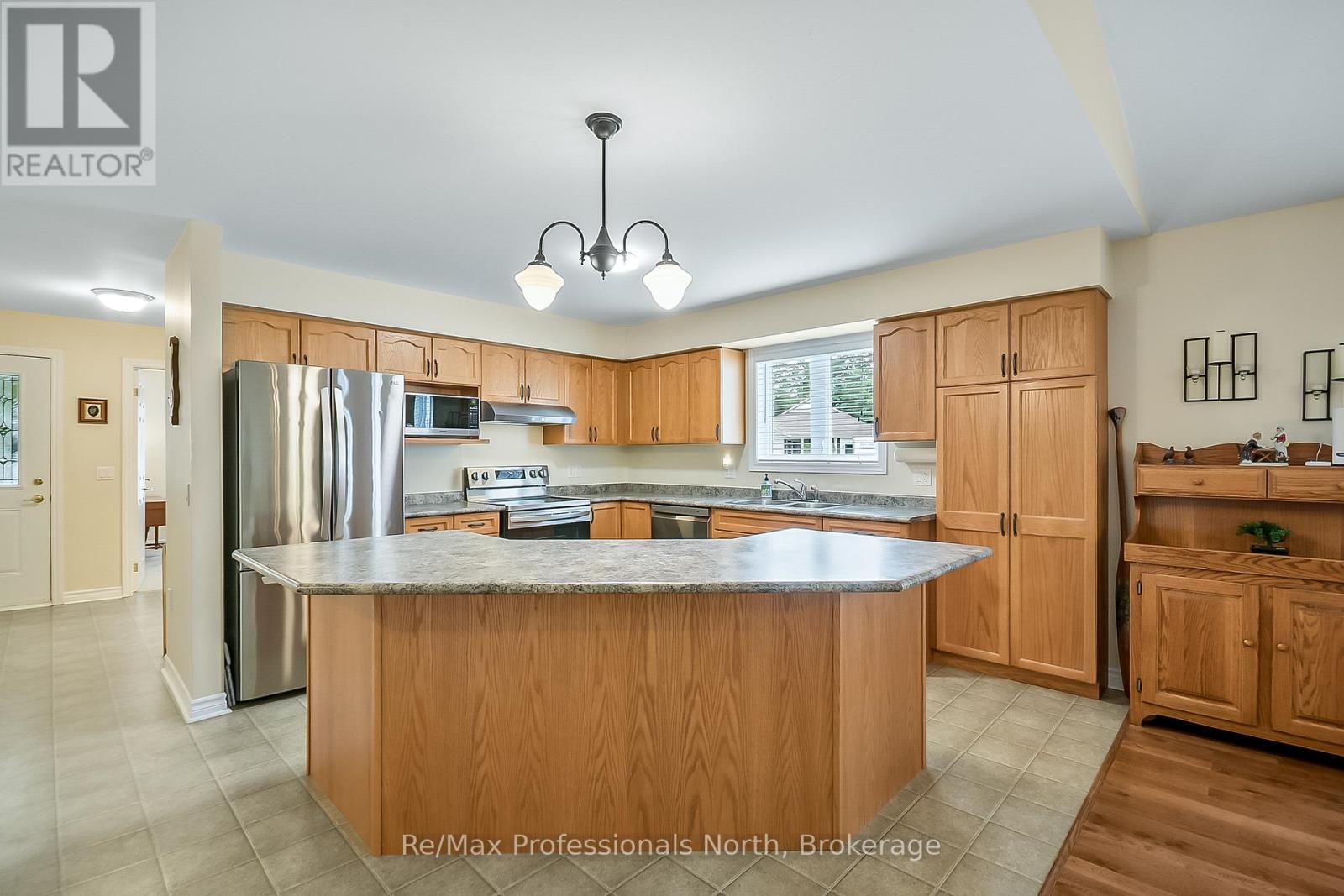 136 Hedgewood Lane, Gravenhurst, Ontario  P1P 1Z4 - Photo 7 - X12396497