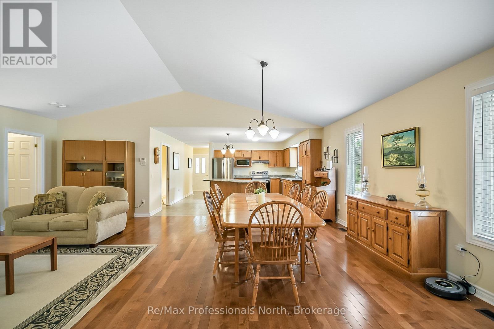 136 Hedgewood Lane, Gravenhurst, Ontario  P1P 1Z4 - Photo 8 - X12396497