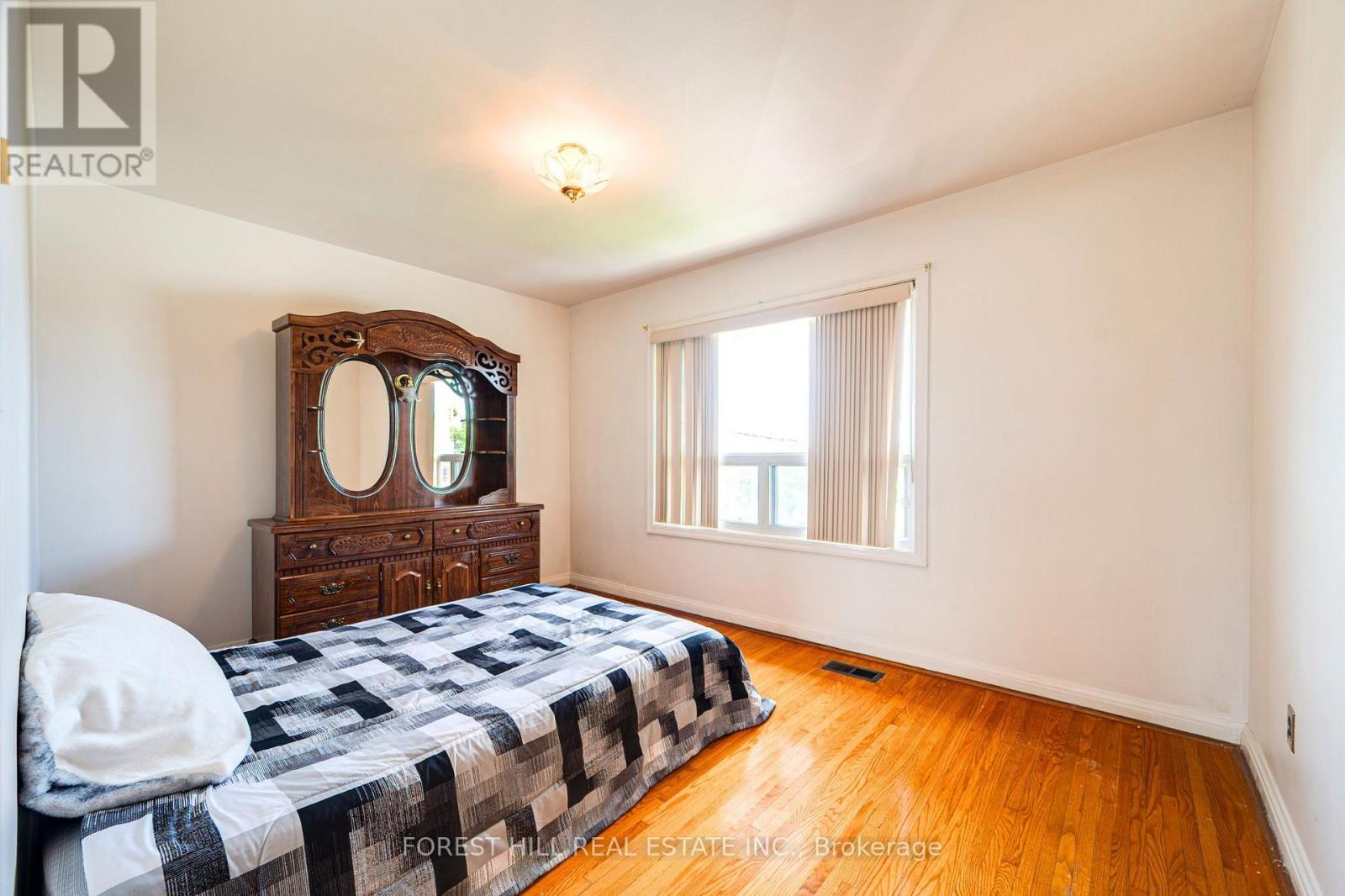 73 Talent Crescent, Toronto, Ontario  M9M 2N5 - Photo 10 - W12396446