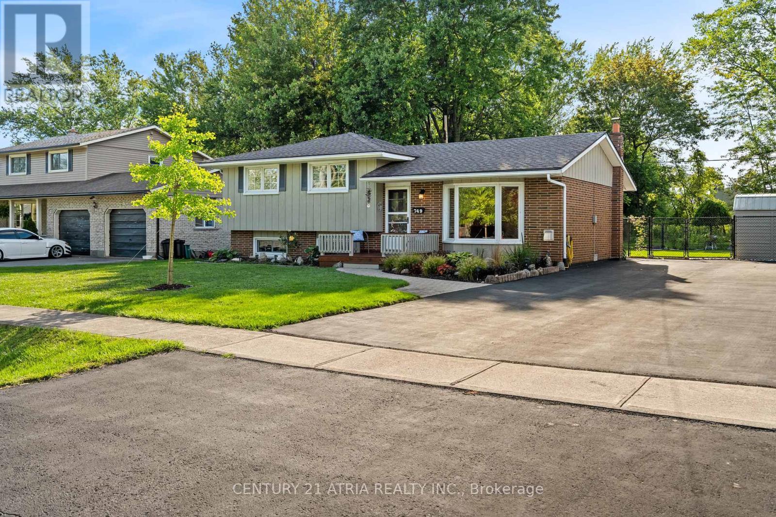 749 Ferndale Avenue, Fort Erie, Ontario  L2A 5E1 - Photo 2 - X12396440