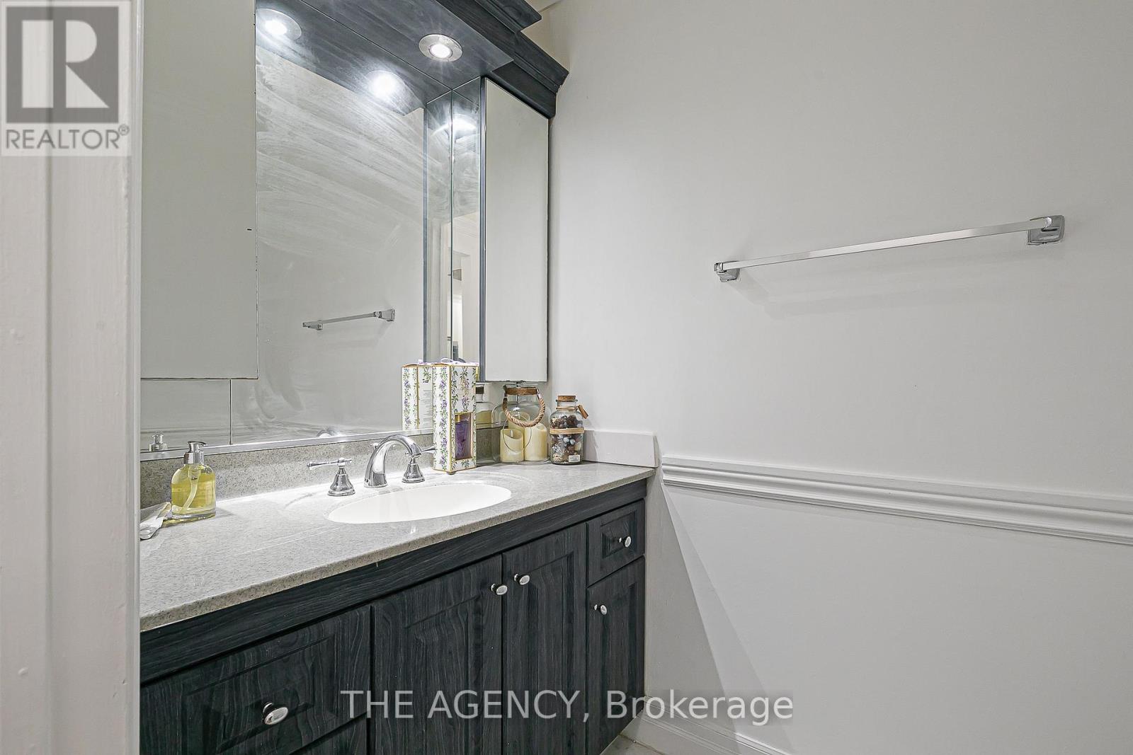 310 Primrose Lane, Newmarket, Ontario  L3Y 5Y9 - Photo 13 - N12392262