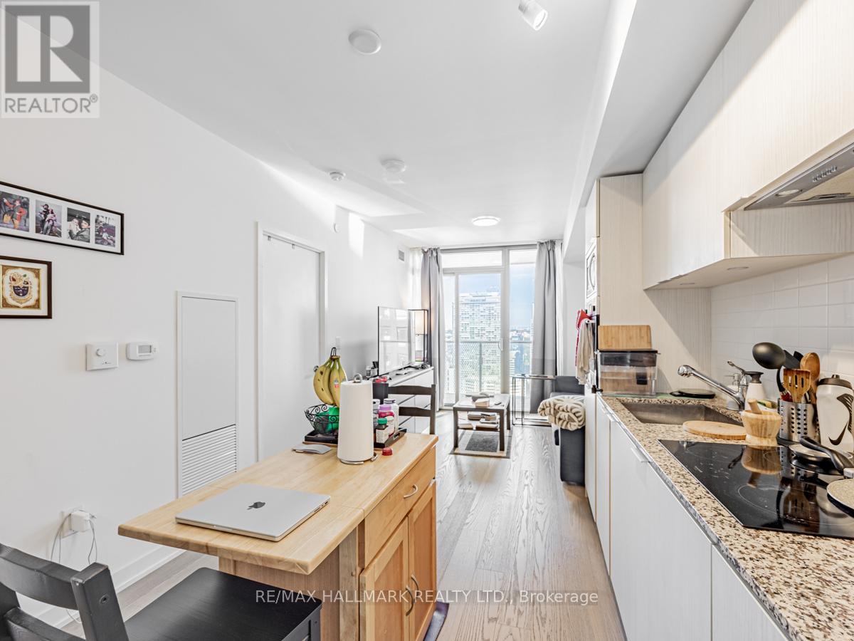 3909 - 11 Wellesley Street W, Toronto, Ontario  M4Y 0G4 - Photo 5 - C12396488
