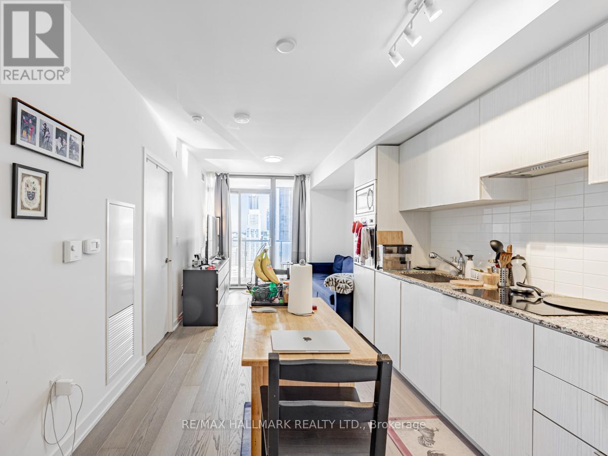 3909 - 11 Wellesley Street W, Toronto, Ontario  M4Y 0G4 - Photo 6 - C12396488