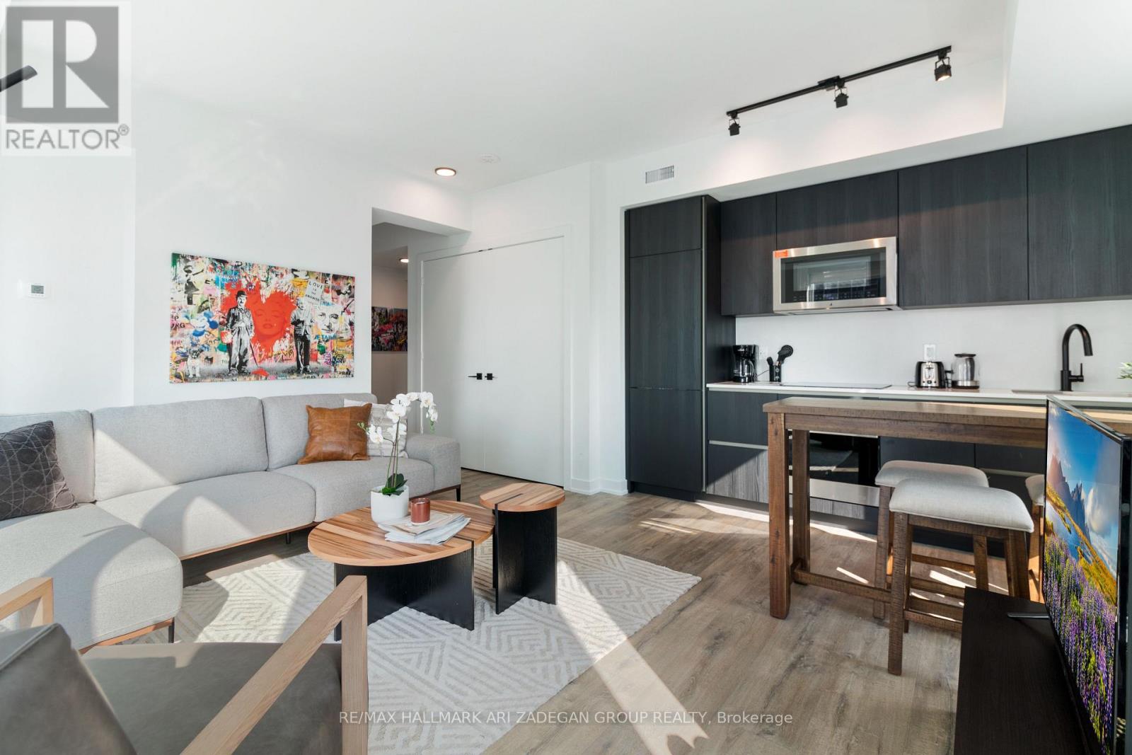 4003 - 327 King Street W, Toronto, Ontario  M5V 0W7 - Photo 6 - C12396599