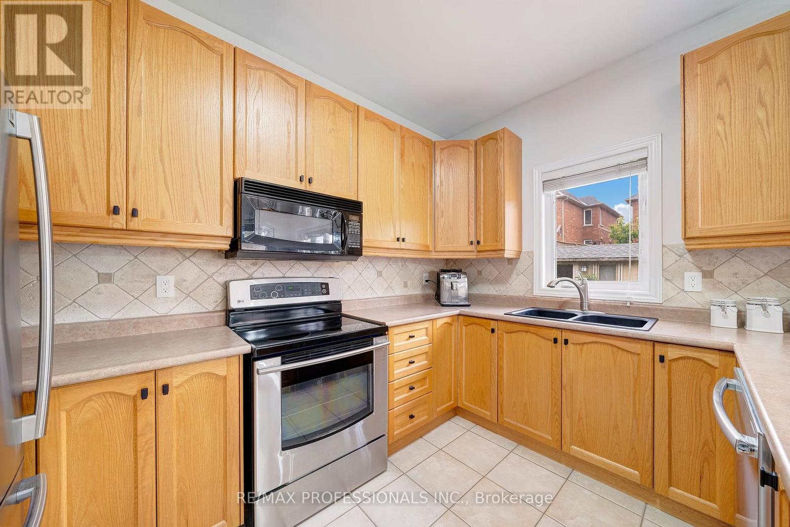 67 Chaplin Crescent, Halton Hills, Ontario  L7G 5V6 - Photo 8 - W12396479