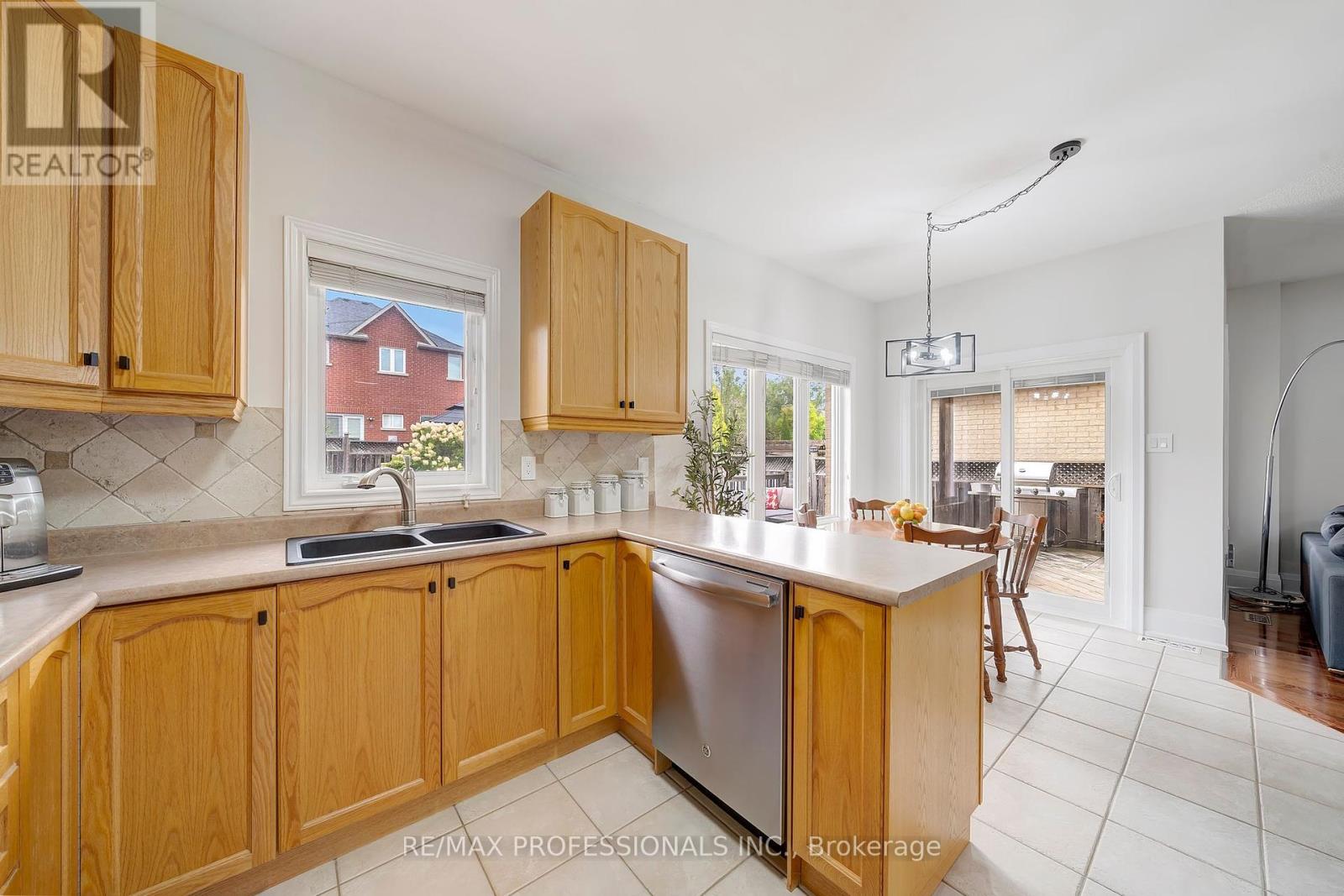 67 Chaplin Crescent, Halton Hills, Ontario  L7G 5V6 - Photo 9 - W12396479