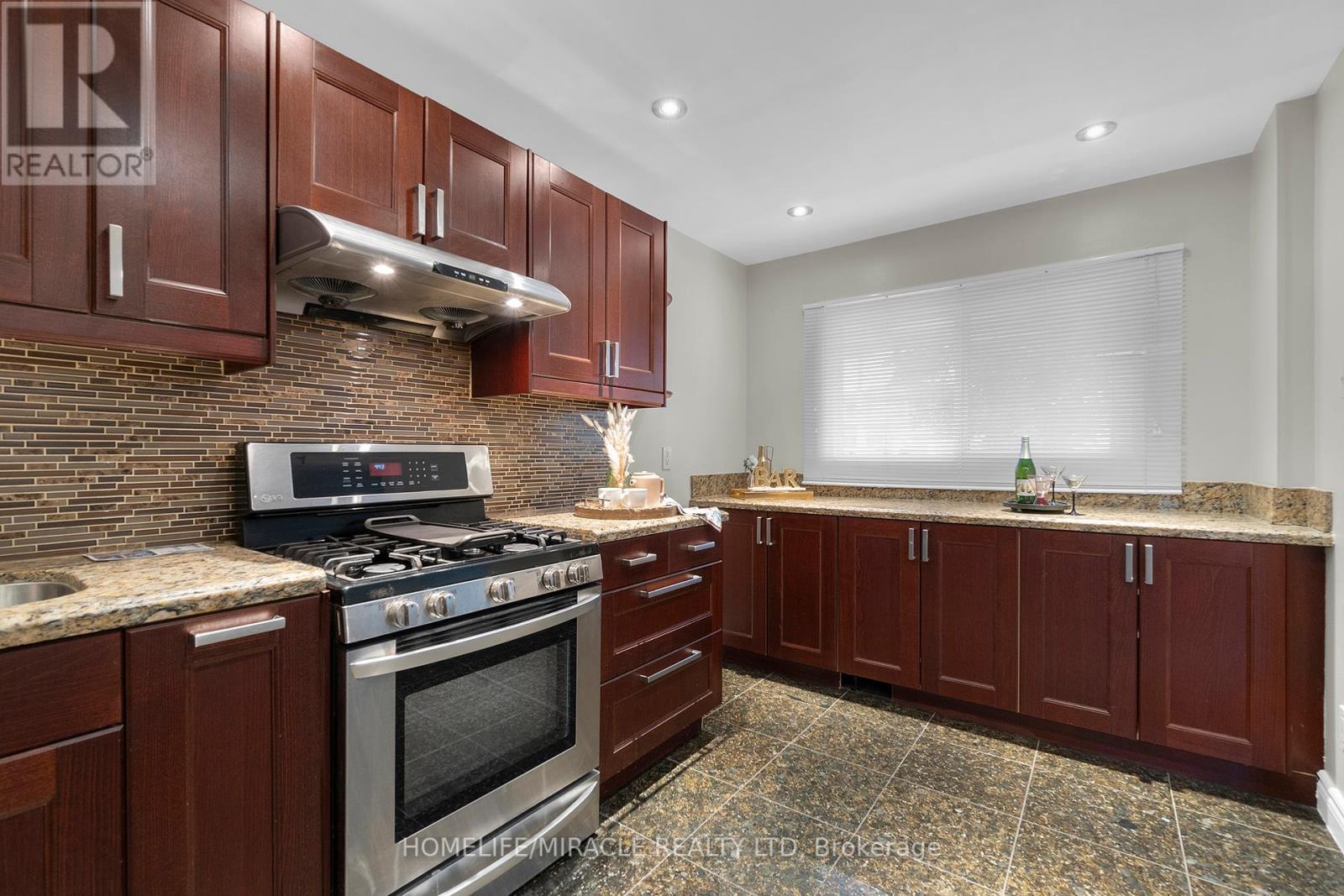 8 Franca Crescent, Toronto, Ontario  M9V 4S2 - Photo 10 - W12396484