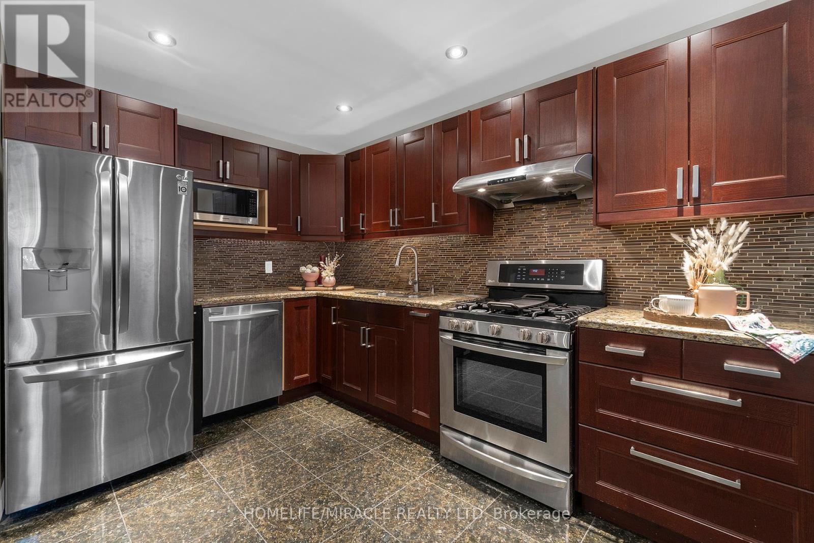 8 Franca Crescent, Toronto, Ontario  M9V 4S2 - Photo 11 - W12396484