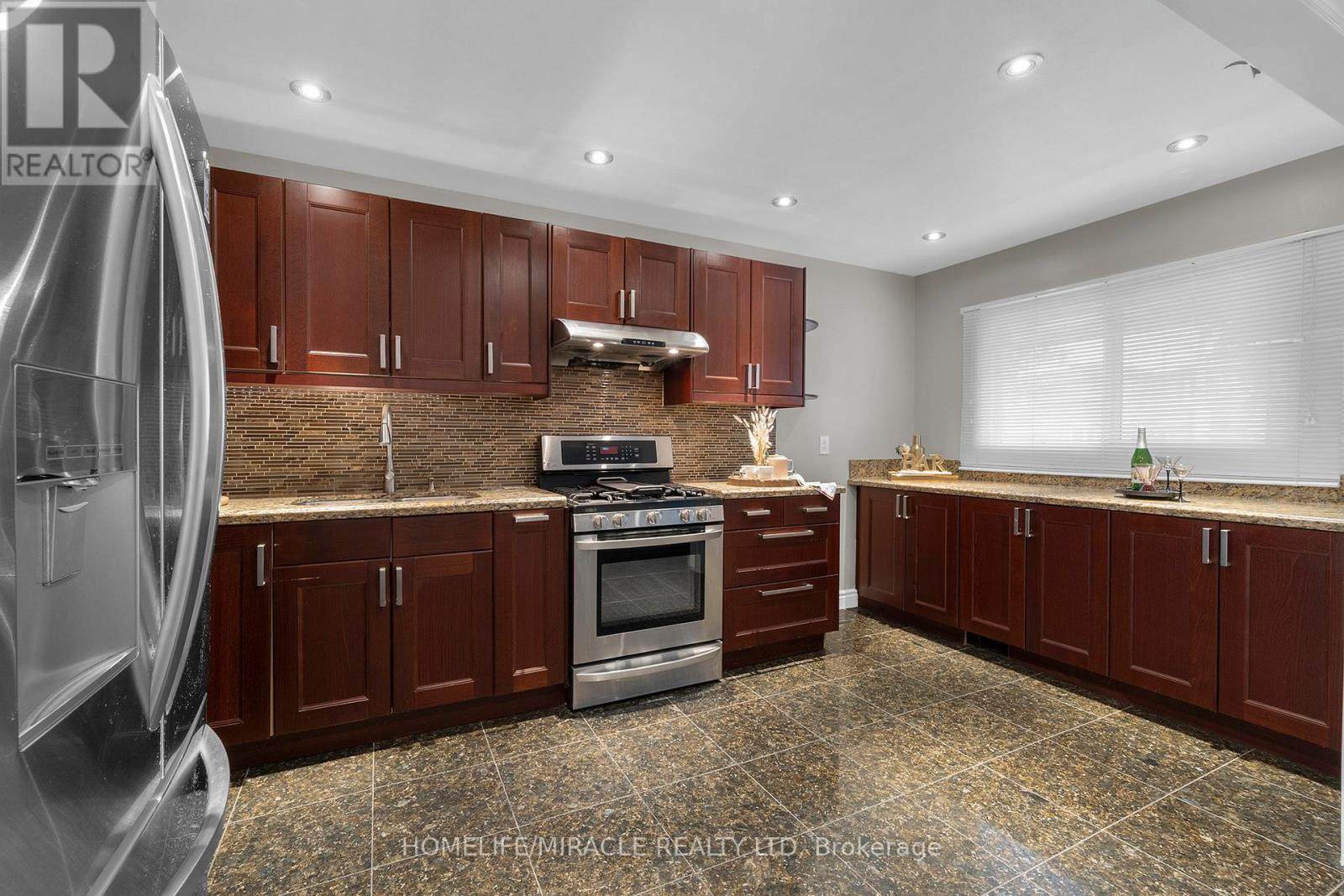8 Franca Crescent, Toronto, Ontario  M9V 4S2 - Photo 8 - W12396484