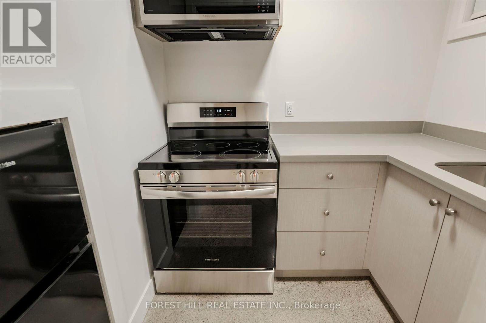 3 - 174 Sunnyside Avenue, Toronto, Ontario  M6R 2P6 - Photo 11 - W12396501