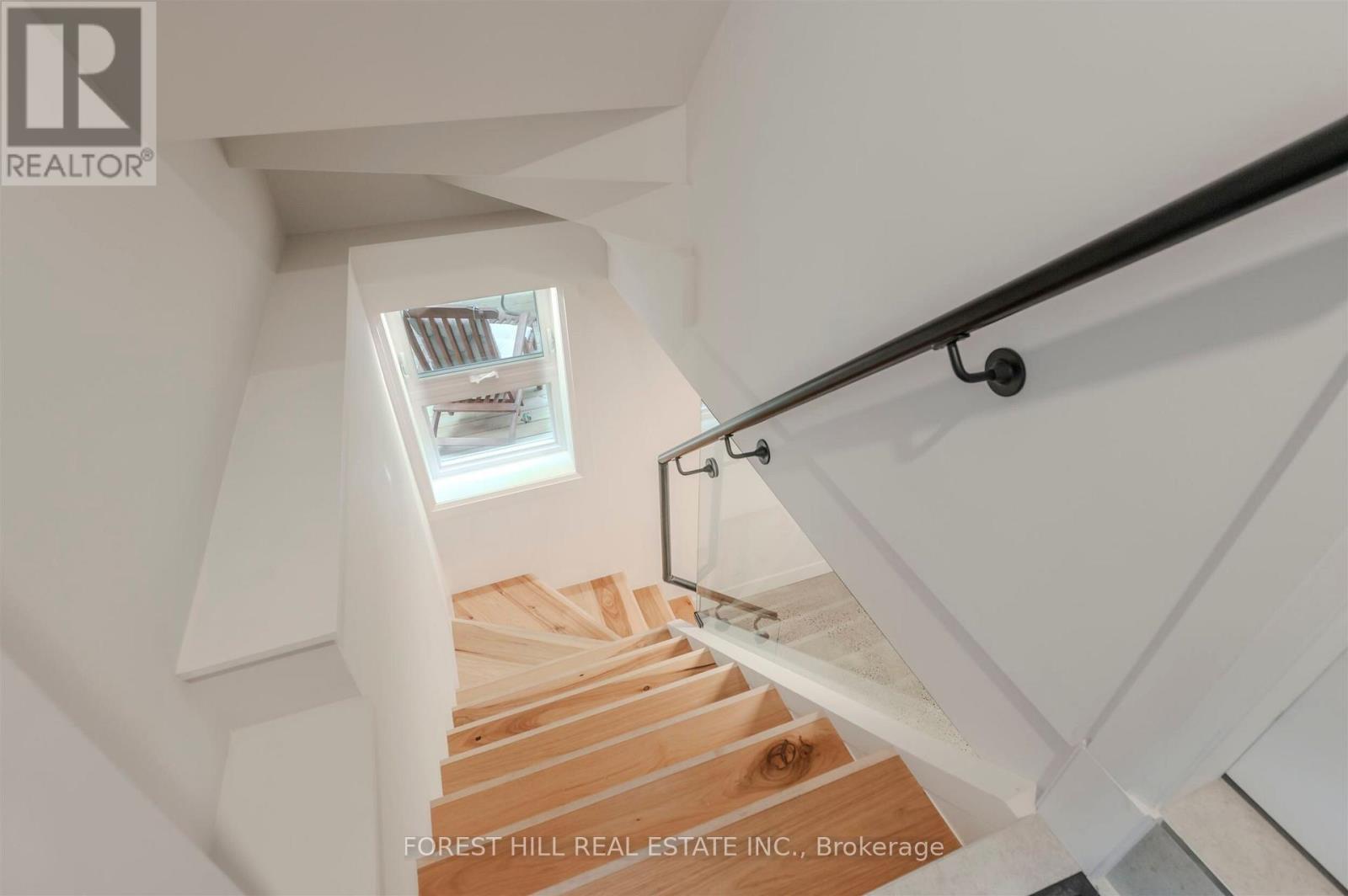 3 - 174 Sunnyside Avenue, Toronto, Ontario  M6R 2P6 - Photo 2 - W12396501