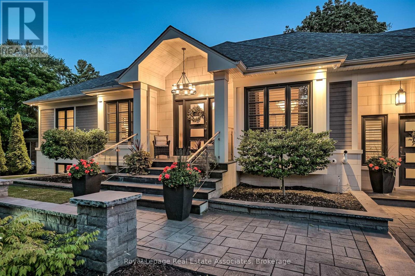 Property at 142 MINEOLA ROAD E image 3