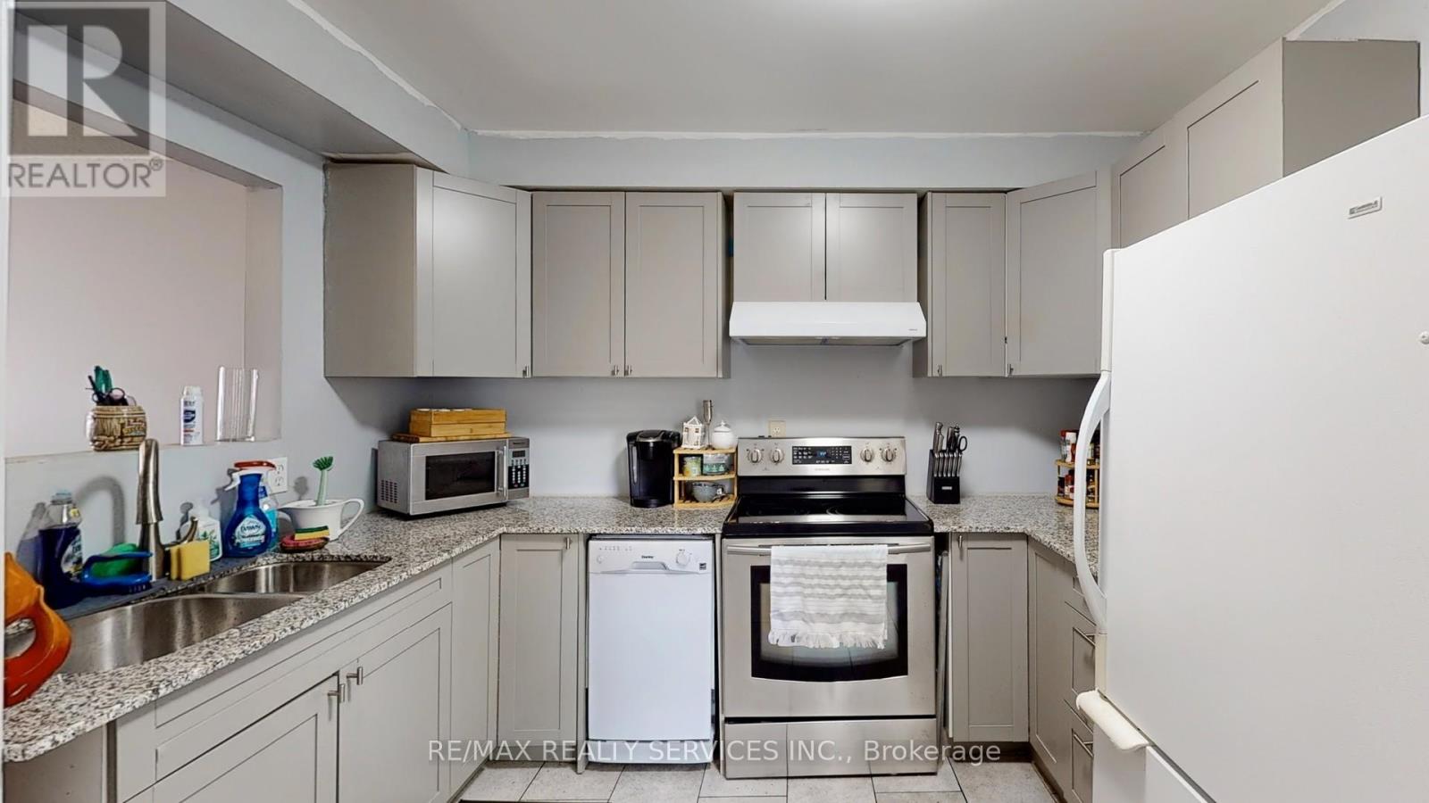 29 Primrose Crescent, Brampton, Ontario  L6Z 1E1 - Photo 11 - W12396531