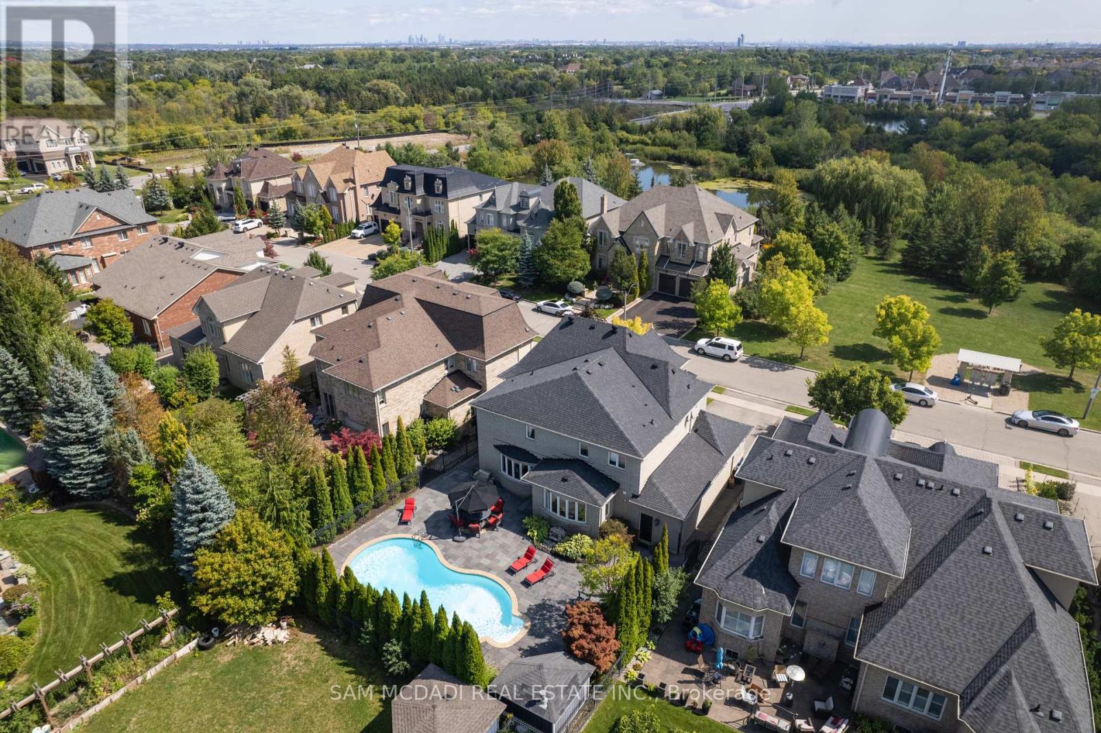 11 Louvre Circle, Brampton, Ontario  L6P 1W2 - Photo 7 - W12396555