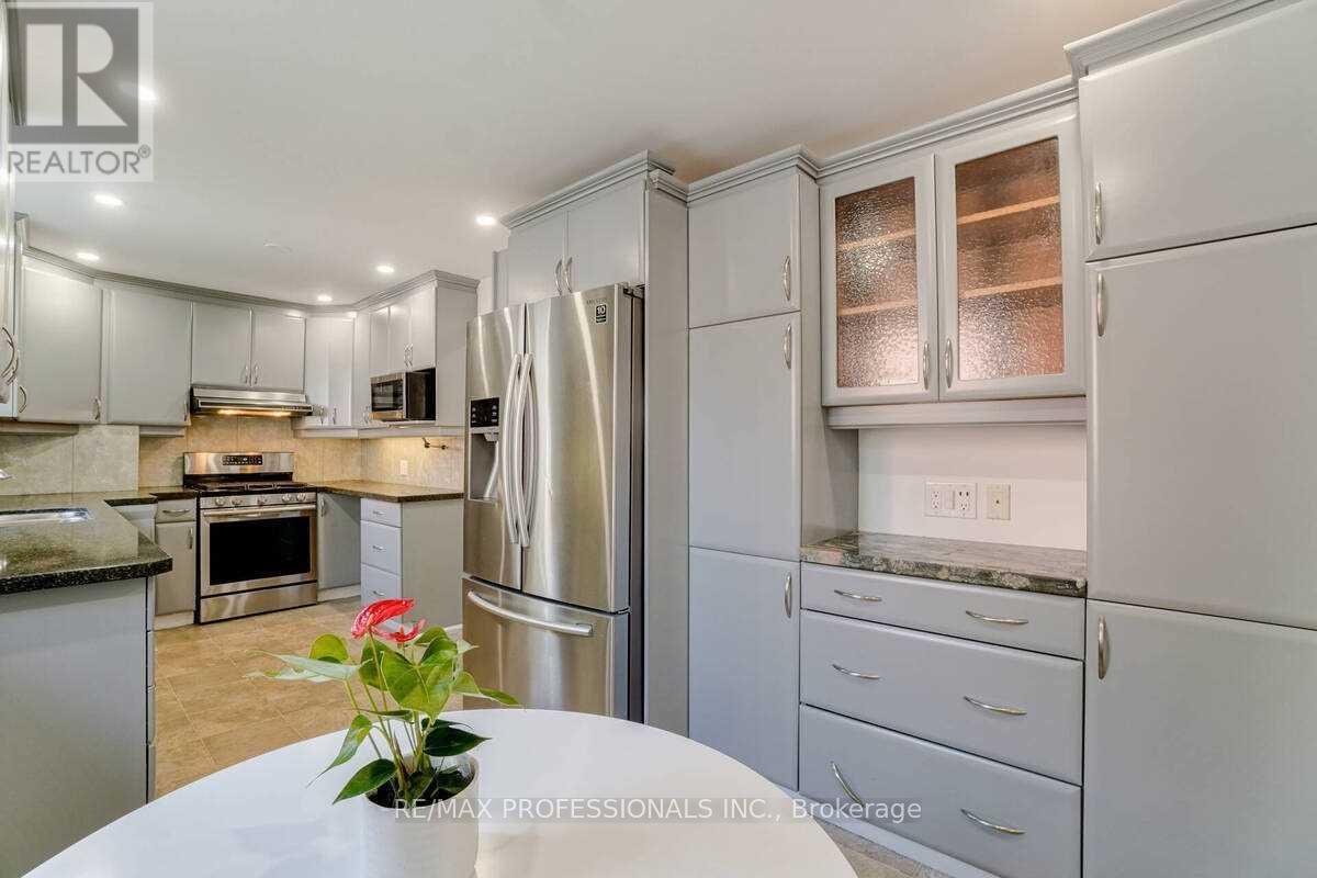 58 Old Oak Road, Toronto (Kingsway South), Ontario  M9A 2W2 - Photo 11 - W12396619