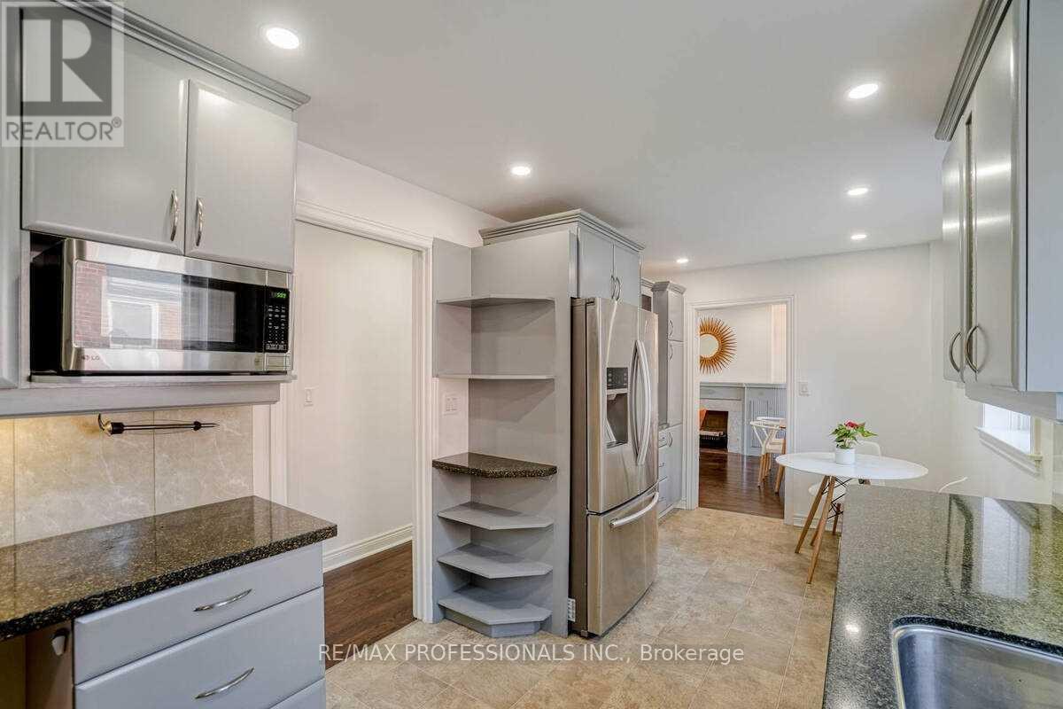 58 Old Oak Road, Toronto (Kingsway South), Ontario  M9A 2W2 - Photo 12 - W12396619