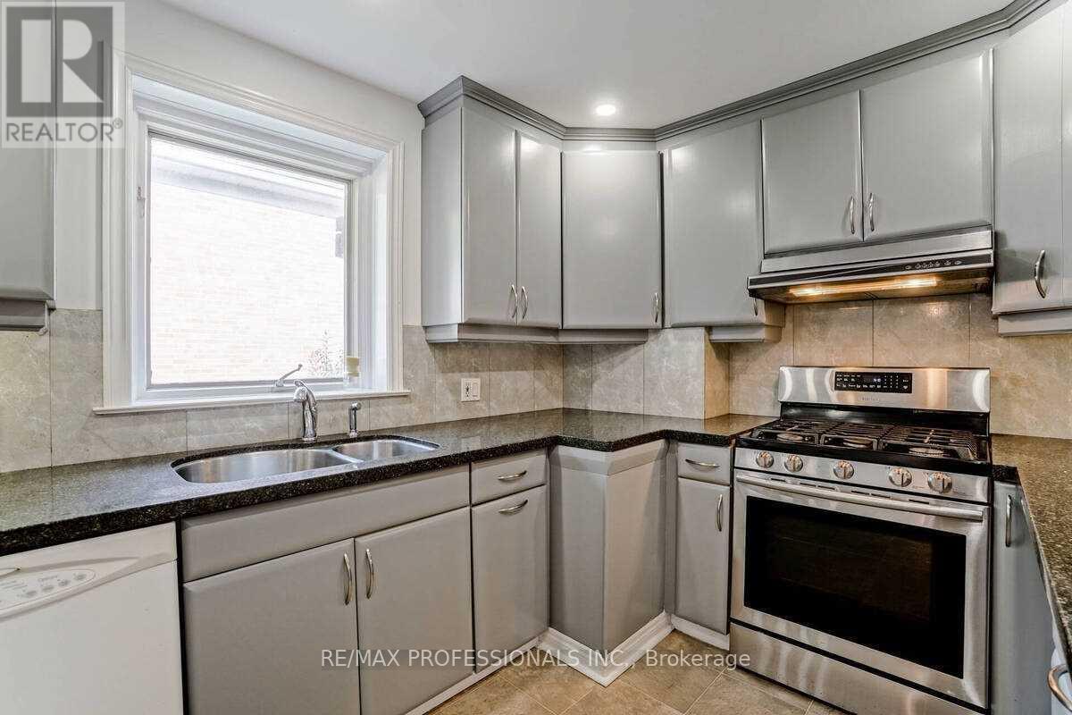 58 Old Oak Road, Toronto (Kingsway South), Ontario  M9A 2W2 - Photo 14 - W12396619