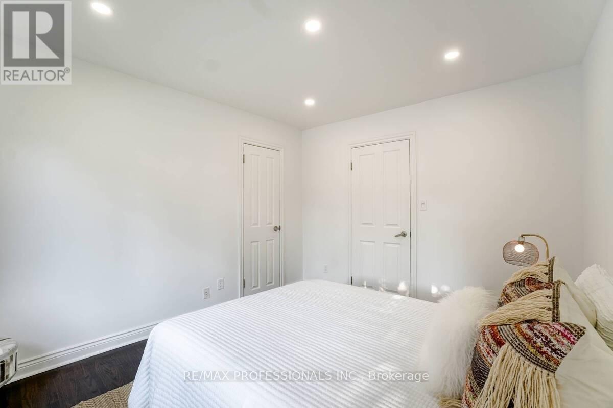 58 Old Oak Road, Toronto (Kingsway South), Ontario  M9A 2W2 - Photo 17 - W12396619