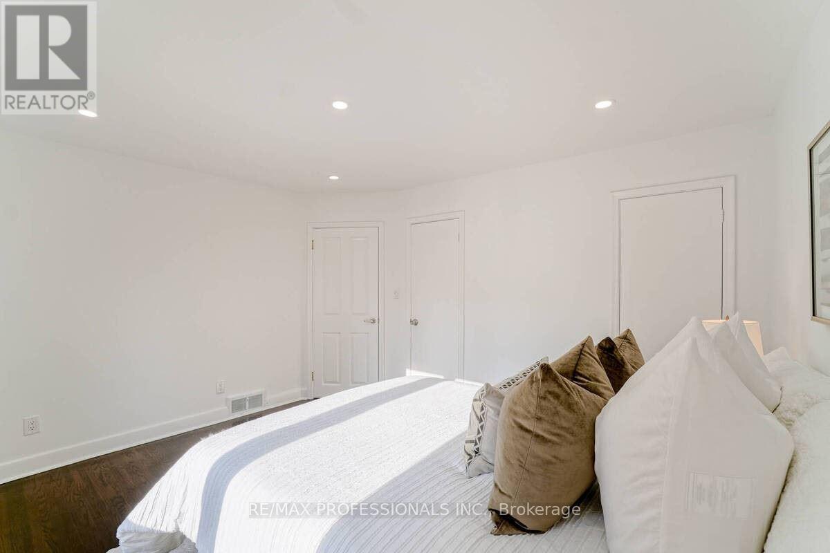 58 Old Oak Road, Toronto (Kingsway South), Ontario  M9A 2W2 - Photo 19 - W12396619