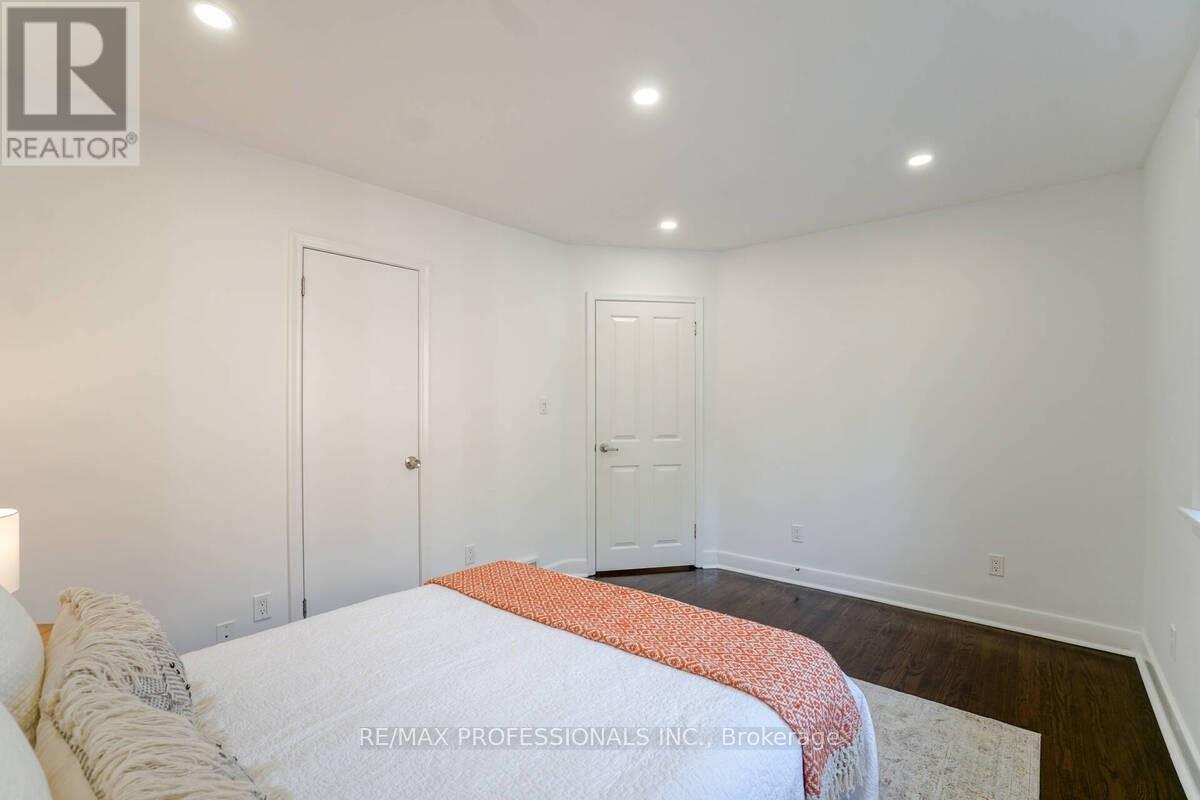 58 Old Oak Road, Toronto (Kingsway South), Ontario  M9A 2W2 - Photo 21 - W12396619