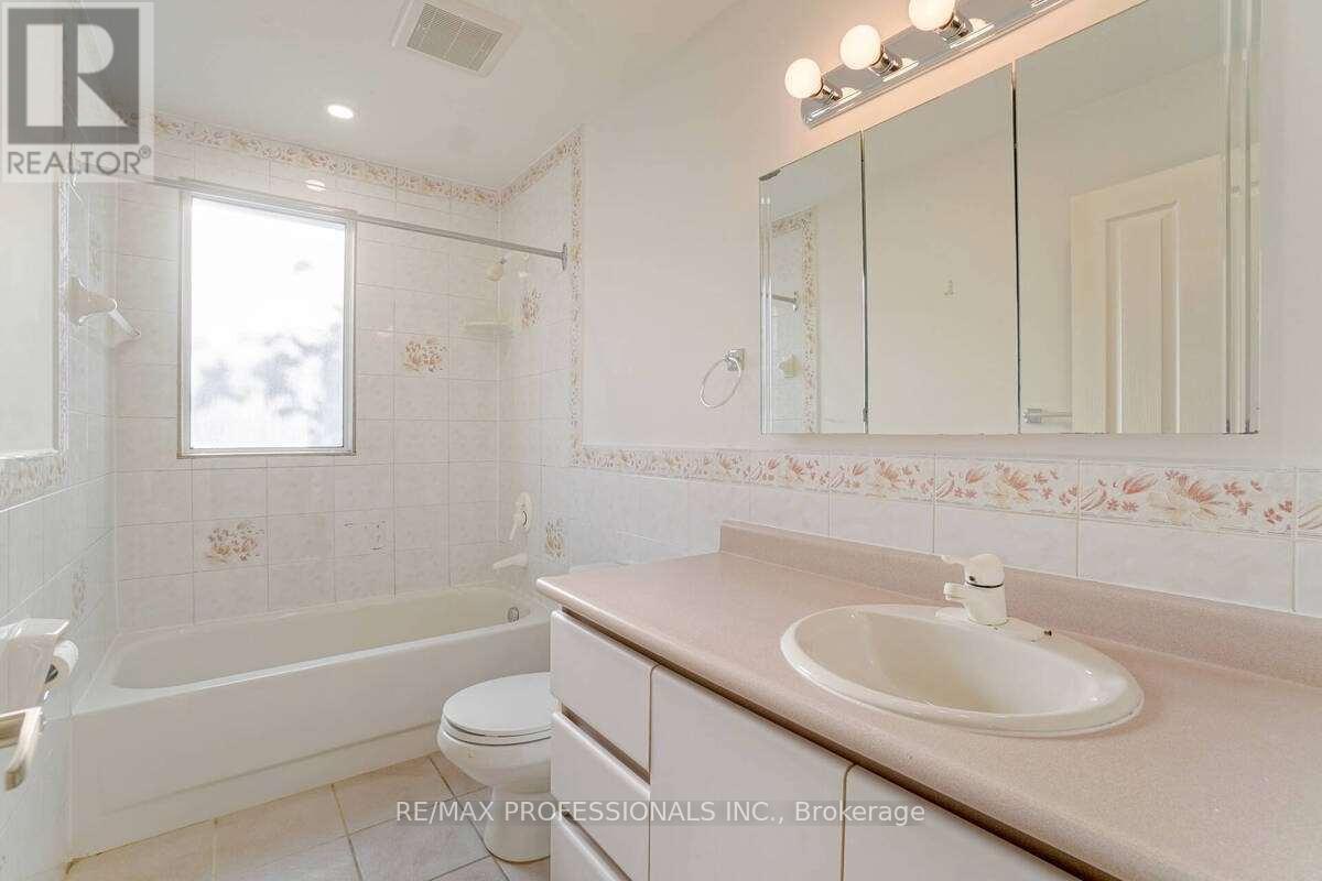 58 Old Oak Road, Toronto (Kingsway South), Ontario  M9A 2W2 - Photo 22 - W12396619