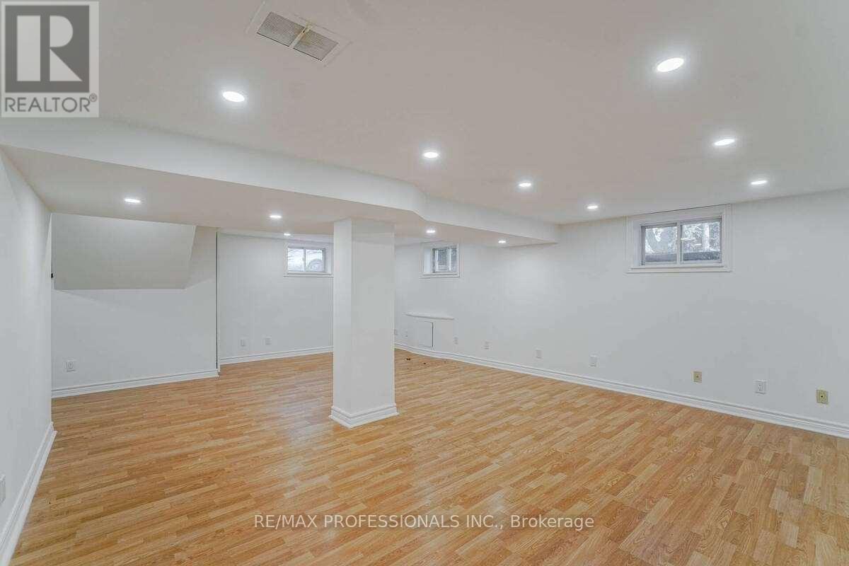 58 Old Oak Road, Toronto (Kingsway South), Ontario  M9A 2W2 - Photo 25 - W12396619