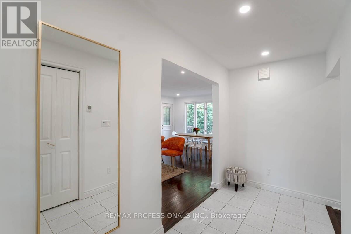 58 Old Oak Road, Toronto (Kingsway South), Ontario  M9A 2W2 - Photo 3 - W12396619