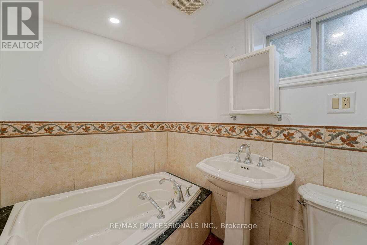 58 Old Oak Road, Toronto (Kingsway South), Ontario  M9A 2W2 - Photo 33 - W12396619