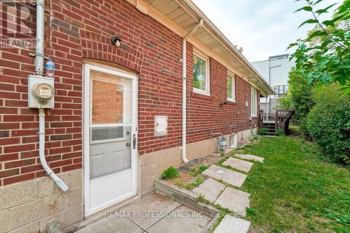 58 Old Oak Road, Toronto (Kingsway South), Ontario  M9A 2W2 - Photo 34 - W12396619