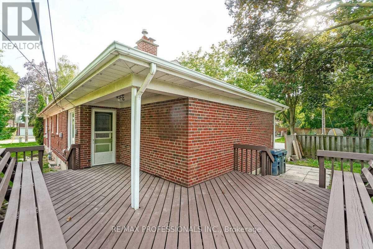58 Old Oak Road, Toronto (Kingsway South), Ontario  M9A 2W2 - Photo 35 - W12396619