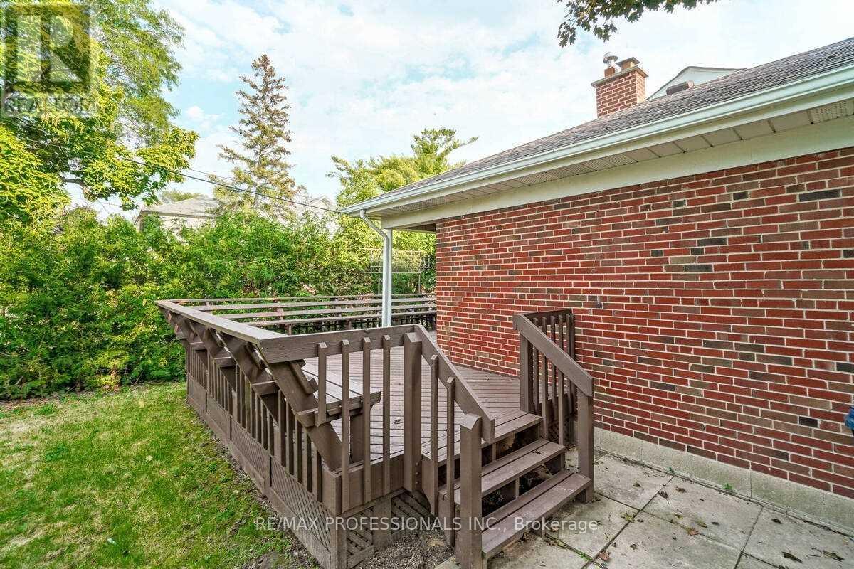 58 Old Oak Road, Toronto (Kingsway South), Ontario  M9A 2W2 - Photo 37 - W12396619