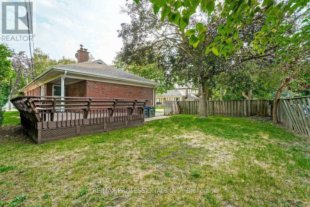 58 Old Oak Road, Toronto (Kingsway South), Ontario  M9A 2W2 - Photo 38 - W12396619