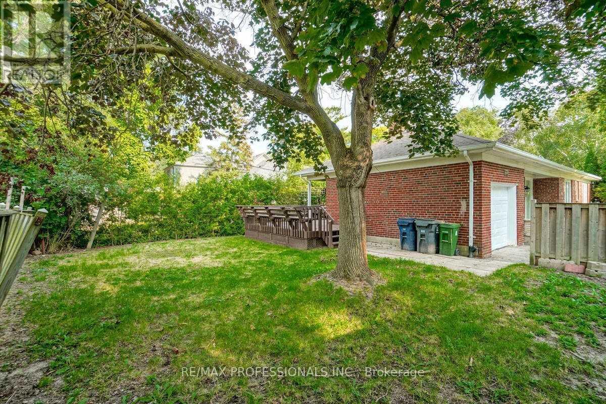 58 Old Oak Road, Toronto (Kingsway South), Ontario  M9A 2W2 - Photo 39 - W12396619