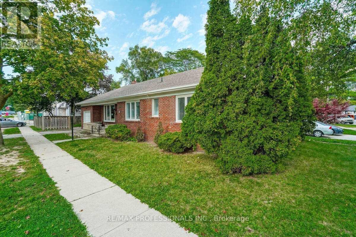 58 Old Oak Road, Toronto (Kingsway South), Ontario  M9A 2W2 - Photo 40 - W12396619