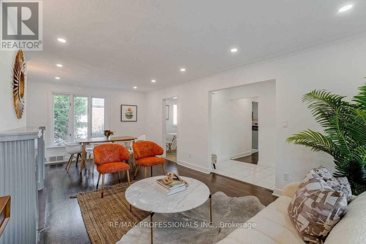 58 Old Oak Road, Toronto (Kingsway South), Ontario  M9A 2W2 - Photo 6 - W12396619