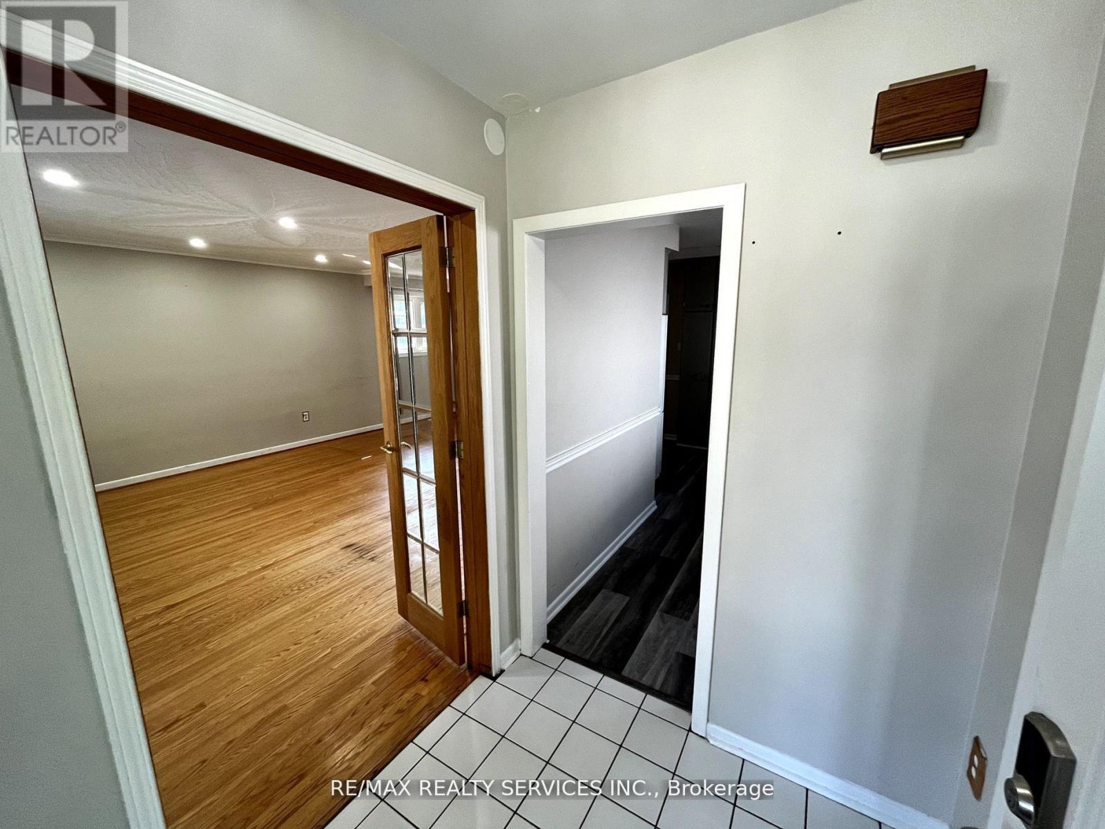 91 Ambleside Drive, Brampton, Ontario  L6Y 1C1 - Photo 2 - W12396642