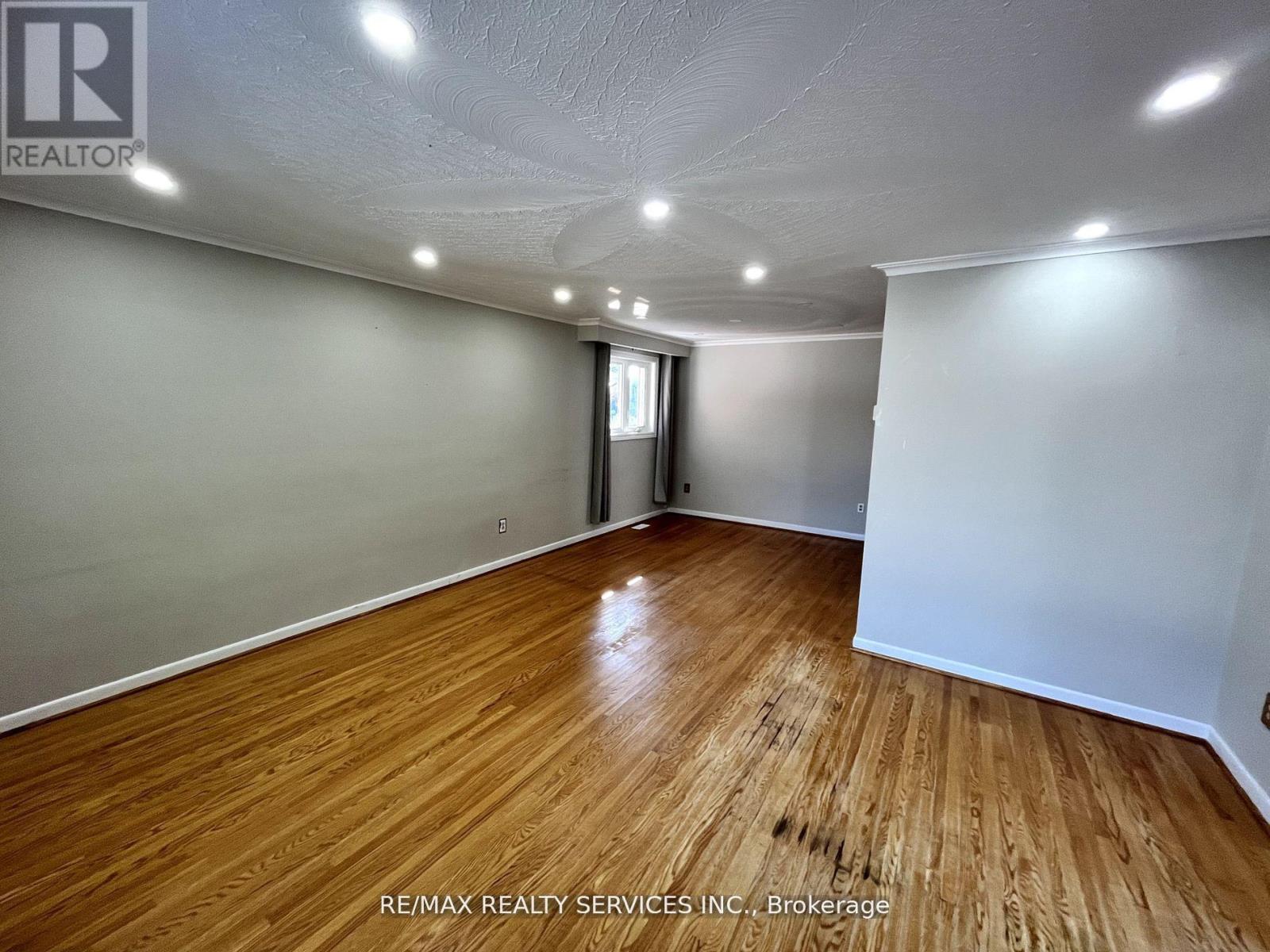 91 Ambleside Drive, Brampton, Ontario  L6Y 1C1 - Photo 4 - W12396642