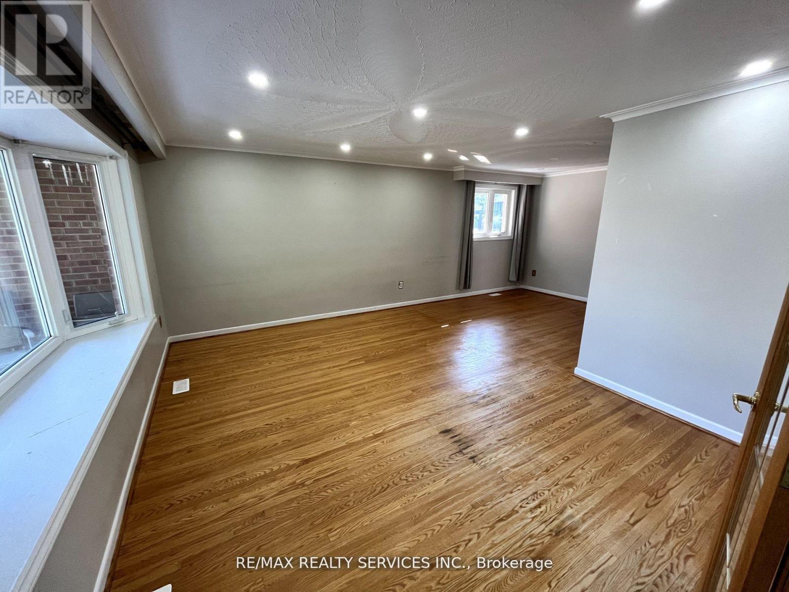 91 Ambleside Drive, Brampton, Ontario  L6Y 1C1 - Photo 5 - W12396642