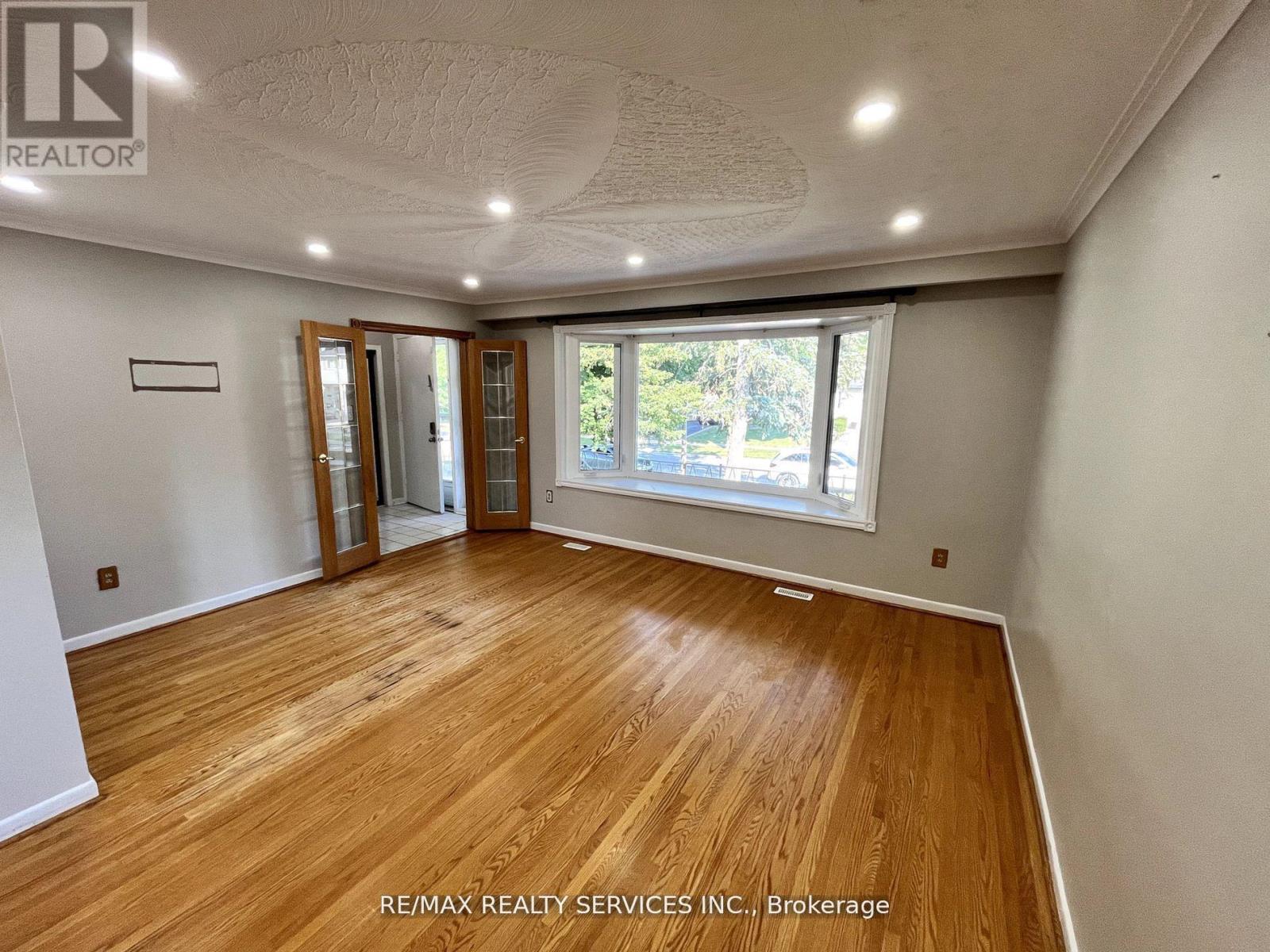 91 Ambleside Drive, Brampton, Ontario  L6Y 1C1 - Photo 7 - W12396642