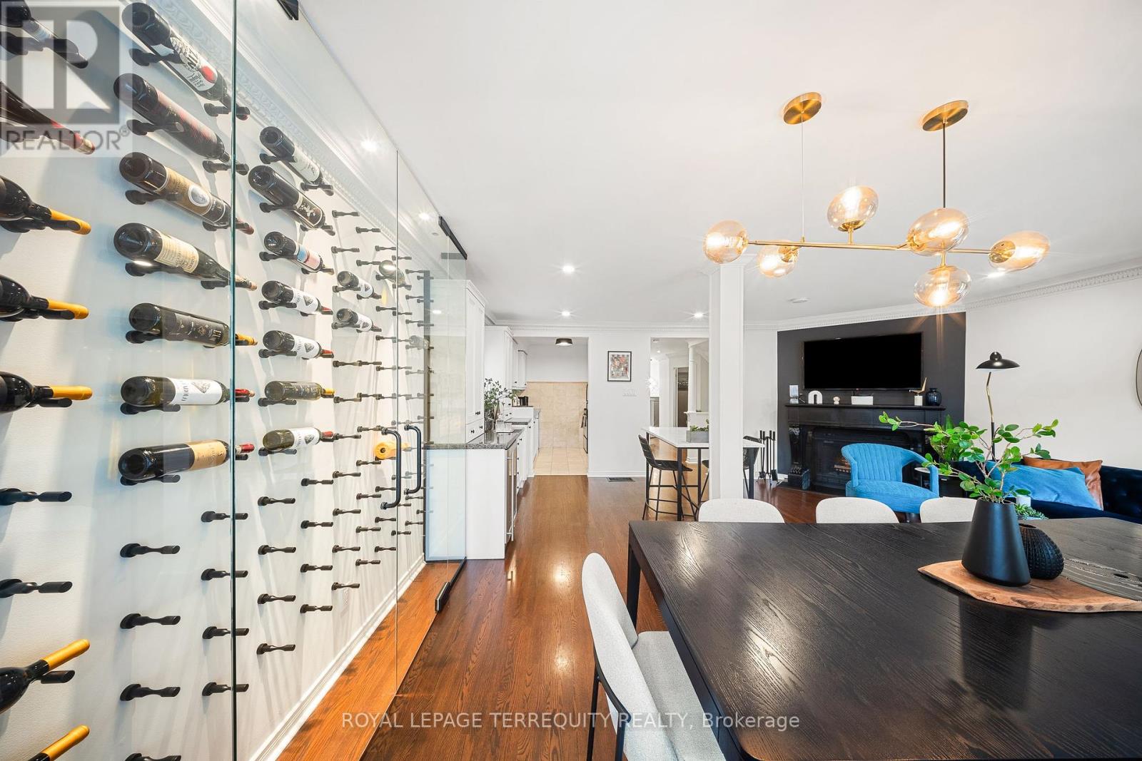 1066 Chateau Court, Mississauga, Ontario  L5H 4J8 - Photo 11 - W12396650