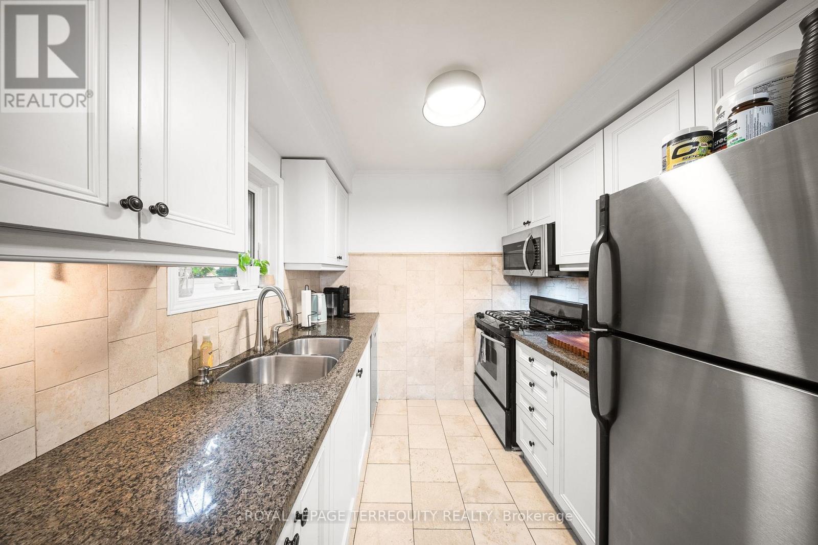 1066 Chateau Court, Mississauga, Ontario  L5H 4J8 - Photo 13 - W12396650