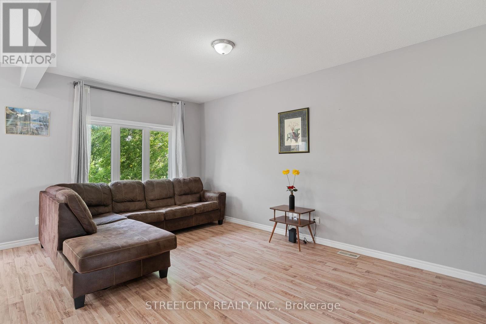 69 Yvonne Crescent, London South, Ontario  N5Z 0A5 - Photo 6 - X12396639