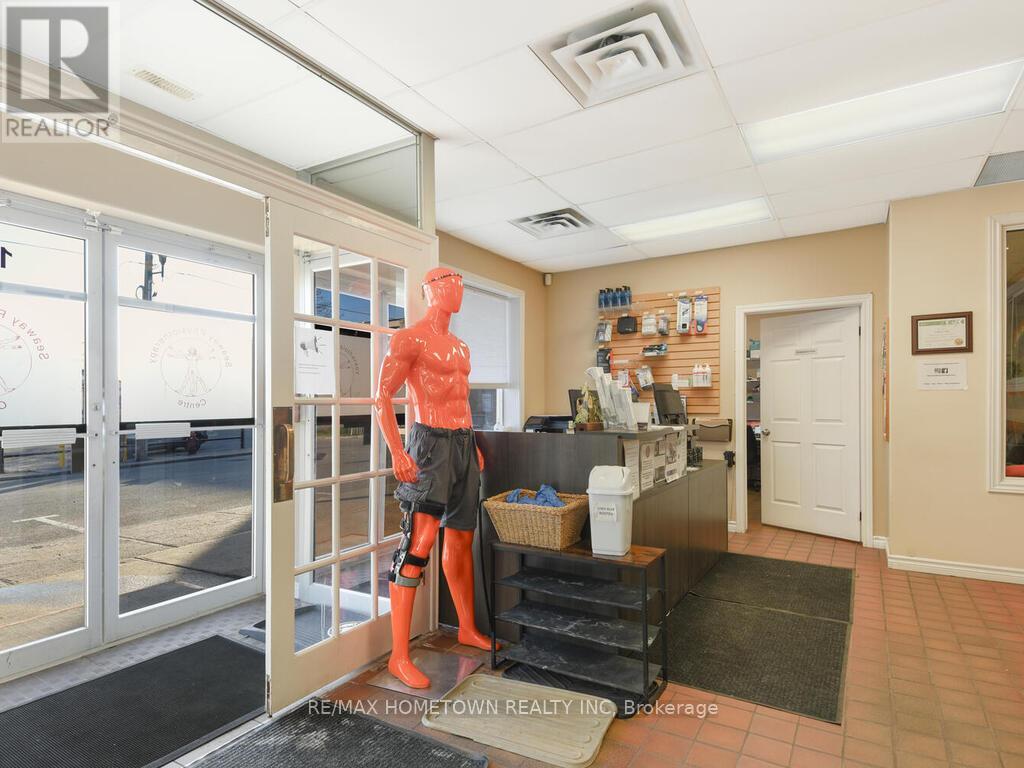 102 Centre Street, Prescott, Ontario  K0E 1T0 - Photo 6 - X12396760